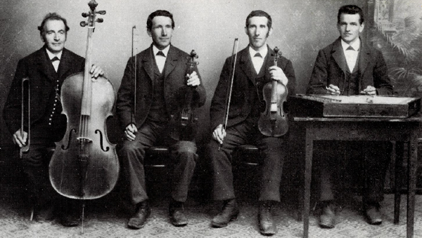 Jakob Hug 1848, Ulrich Alder 1867, Johannes Alder 1864, Jakob Keller 1867  Die 1. Generation Alder war die erste Appenzeller Musik, die Gesang und Musik kombinierte, wie z.B. der Berewegge Polka.